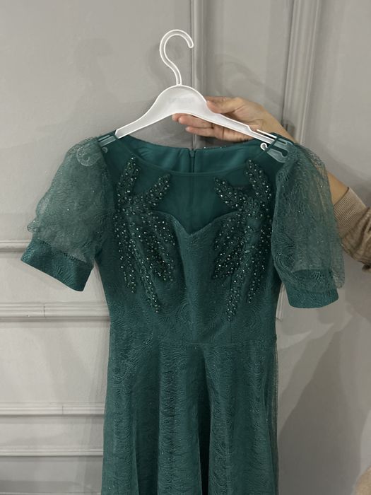 Вечернее платье изумрудного цвета