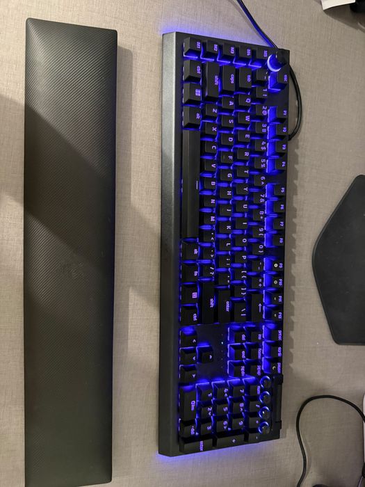 Tastatura Razer BlackWidow V4 Pro – Yellow Switches – RGB – Wrist Rest