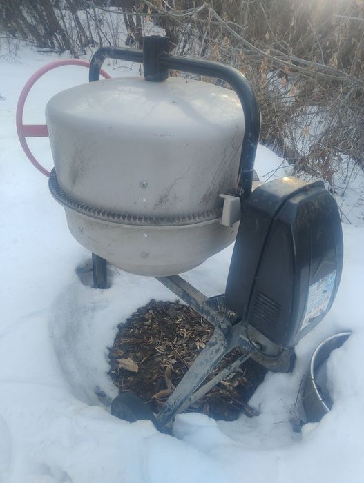 Бетономешалка, в рабочем состоянии.