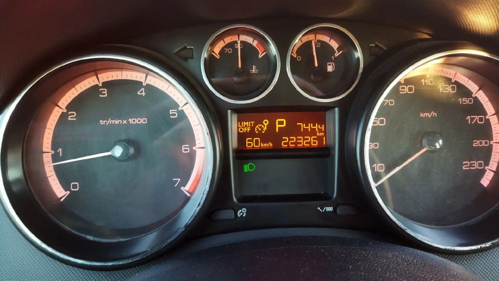 Продам хорошую машину