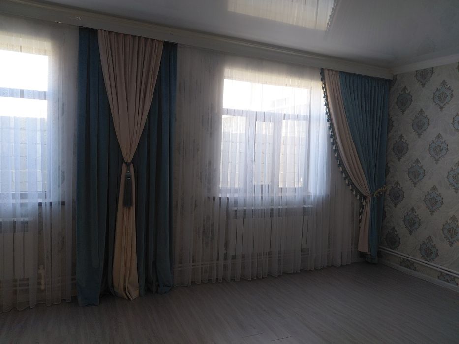 Зал пердесі арнайы тігілген