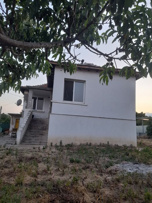 Продавам къща с дворно място 1 декар