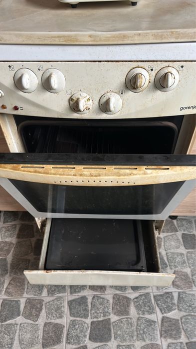 Продавам готварска печка 2 ток и 2 газ