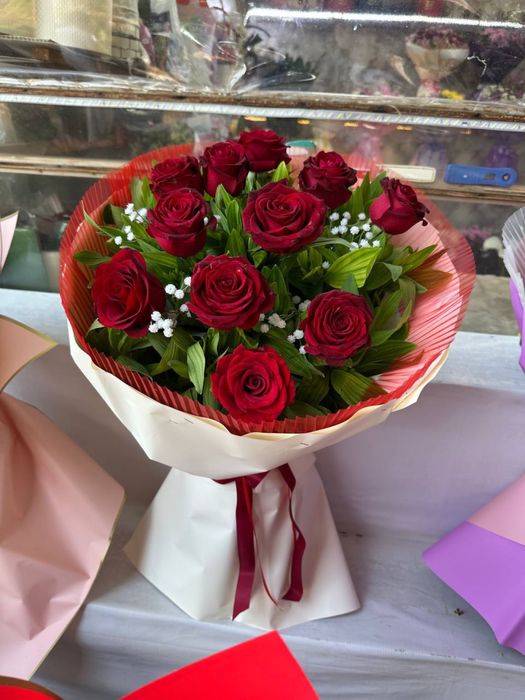 Jivoy gullar roza atirgul zakasga tabiy buket