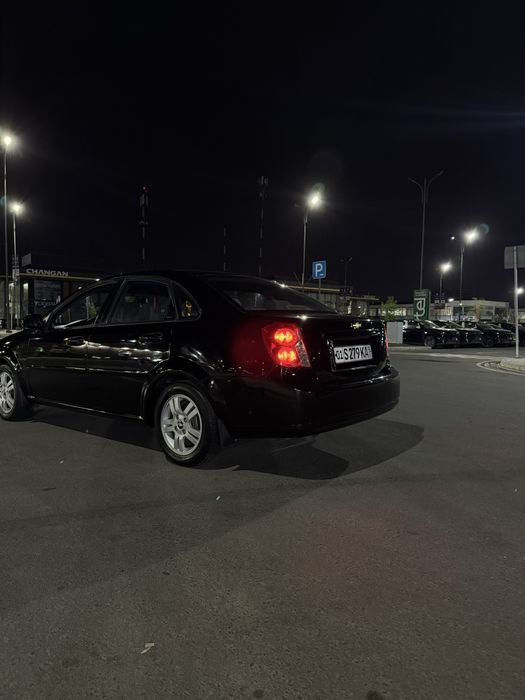 Lasetti 1.8 sotiladi