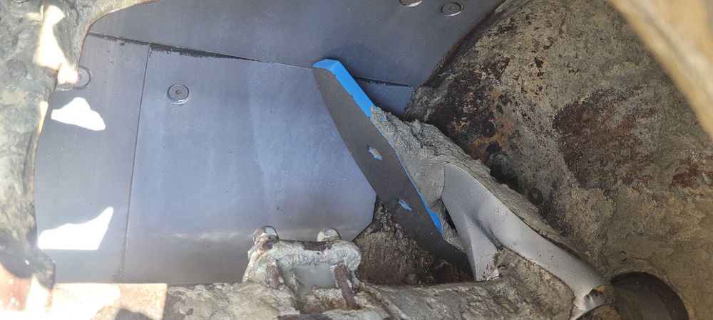 Продавам обурудван бус и машина за подови замазки