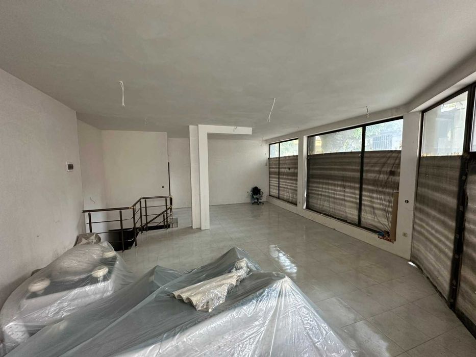 Дава се под наем Магазин в Пловдив, Център - 180 кв.м за 1000 € - Снимка #2