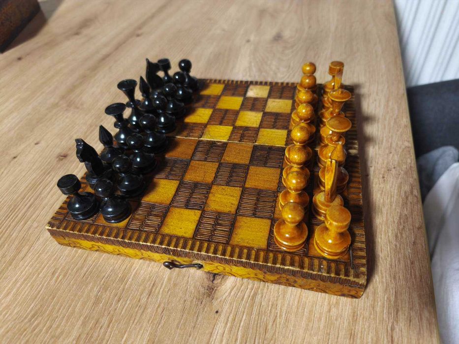 Малък Шах с Дървени фигури от Соца 17 х 17 см