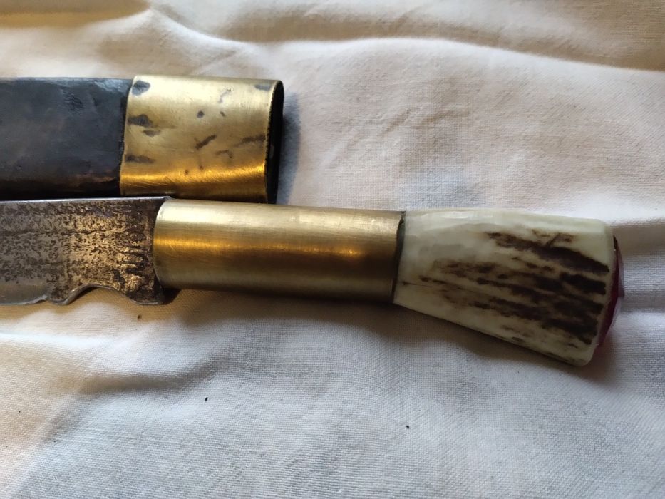 Продавам старинен нож острие