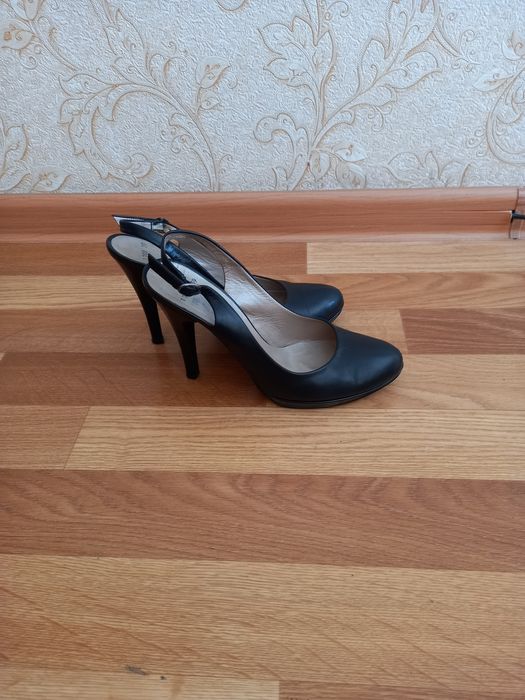 Босоножки кожаные