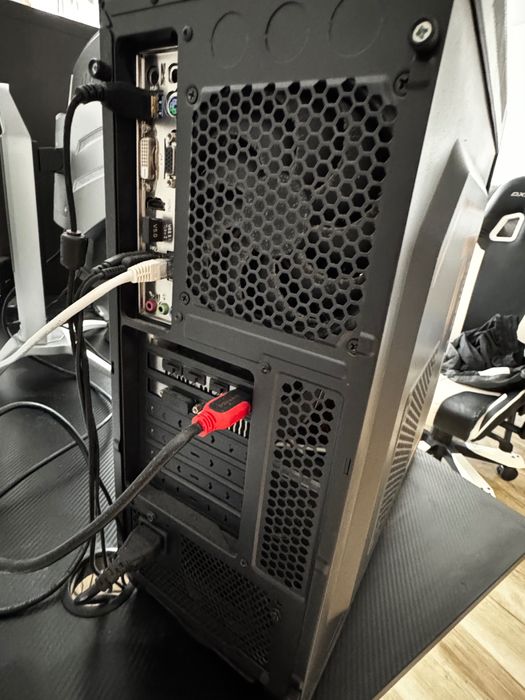 Продавам Геймърски компютър (настолен)  1060 Super, I5 7500, 8 ram