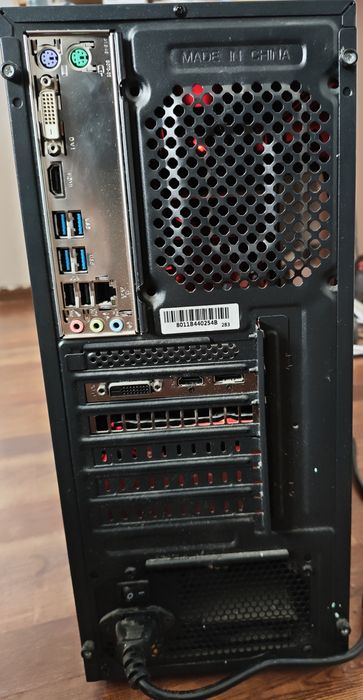 PC de gaming ASUS cu mouse și tastatură