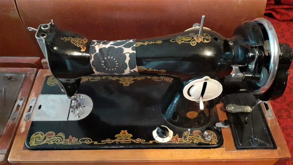Продам швейную машинку СССР .