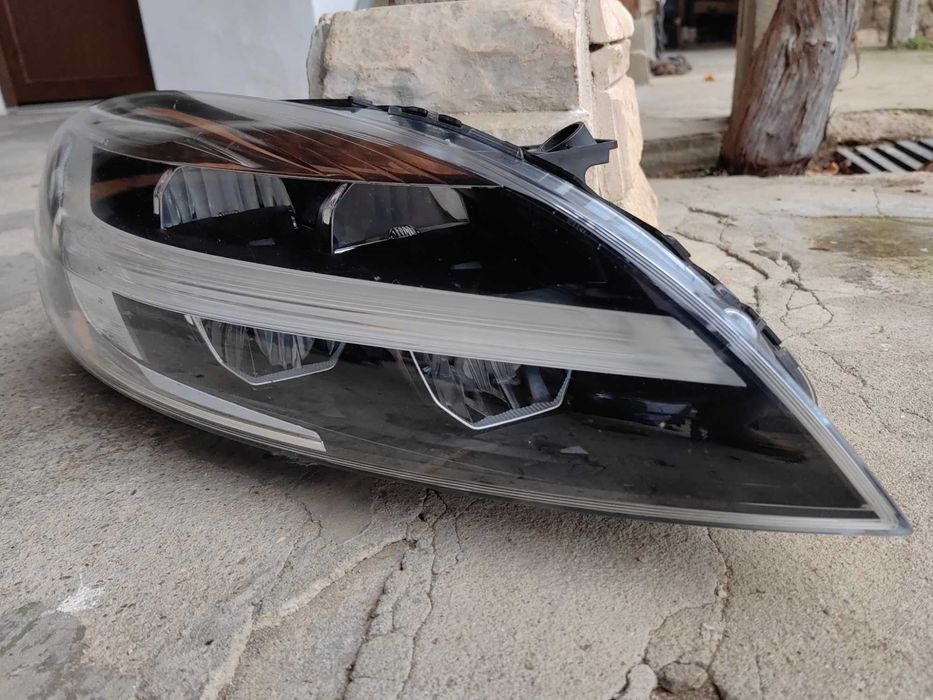Фар Volvo V40 LED десен / Фар Волво В40 Оригинален