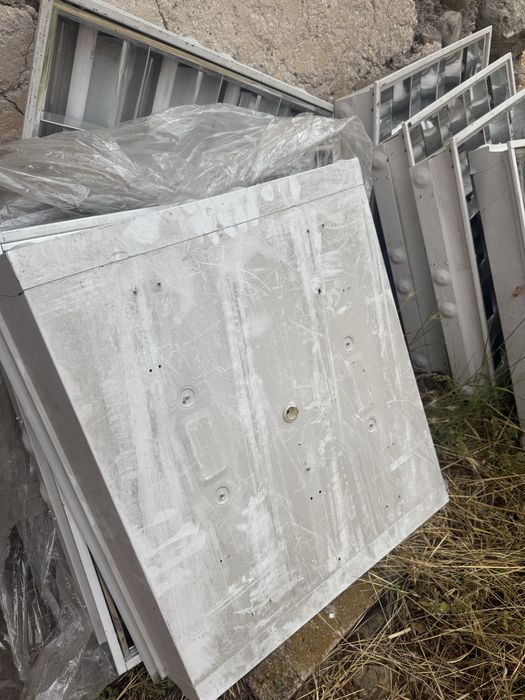 Продавам осветителни тела за окачен таван с луминисцентни пури