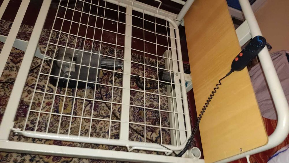 болнично електрически легло и помощна масичка