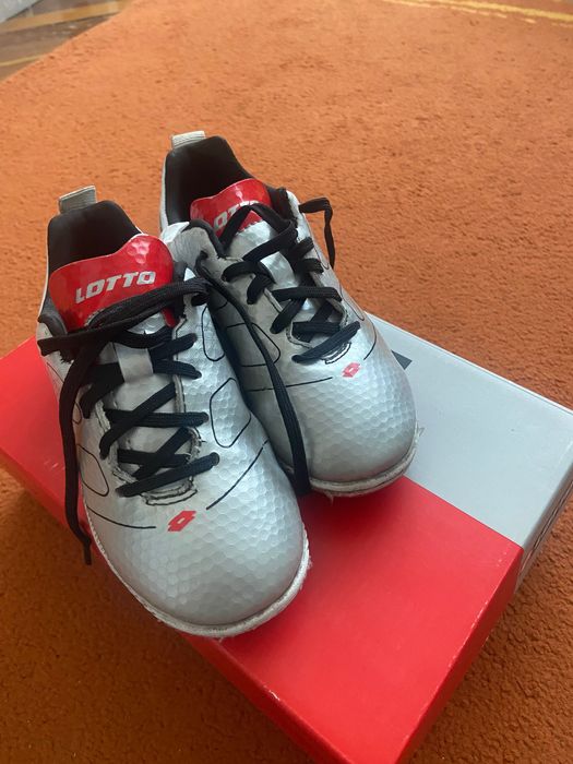 Продавам футболни обувки