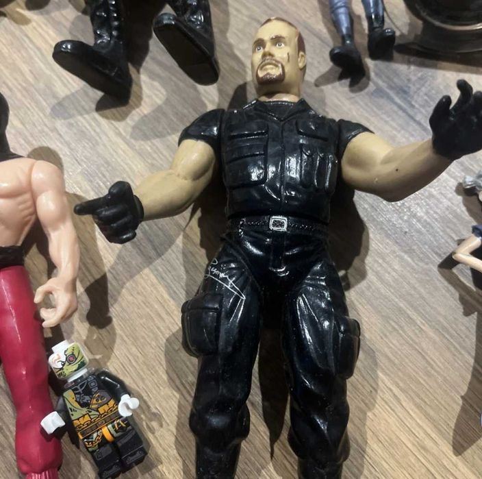 Продавам различни видове редки фигурки(играчки).