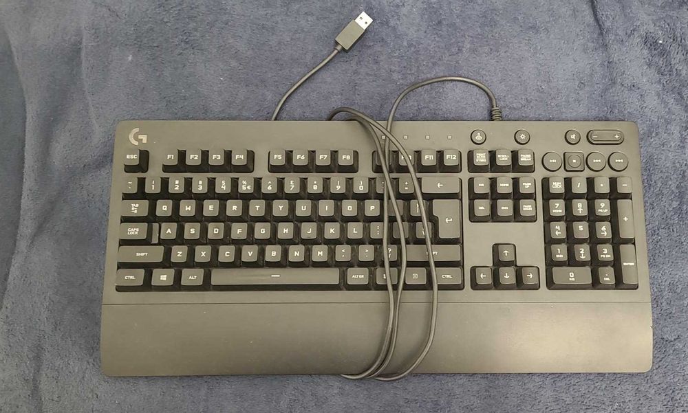 Vând tastatură de gaming RGB-Logitech G213 Prodigy în stare perfectă