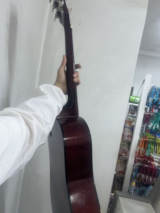 продам гитару,срочно