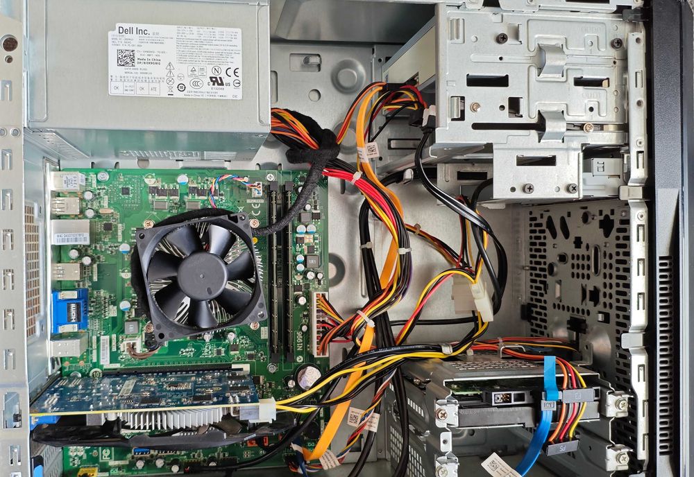 Продавам компютър Dell Vostro/i5-3470/16GB RAM/GT740/240GB SSD/1TB HDD