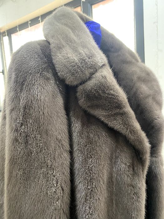 Натуральная норковая шуба  с английским воротником.Полностбю цельный