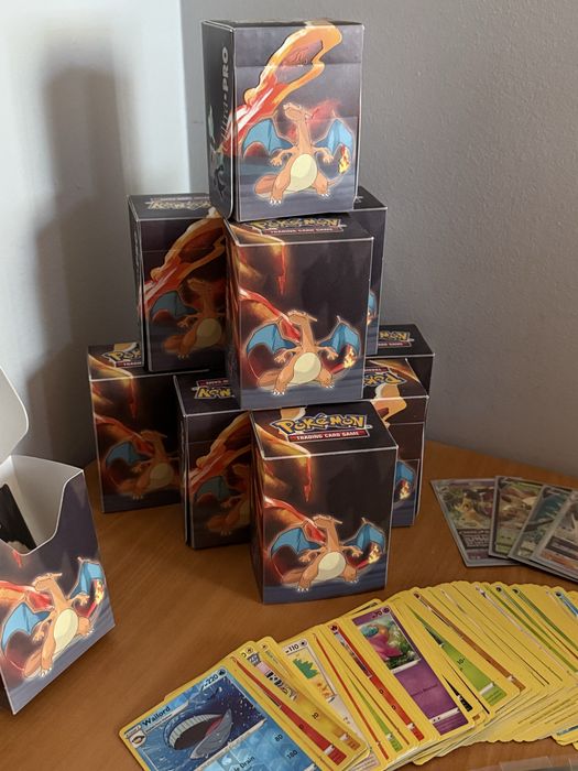 Кутиика с Pokemon карти 100 броя