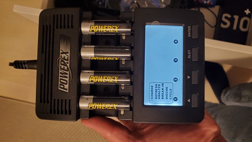 Incarcator acumulatori AA R6 profesional Powerex MH-C9000 baterii blit