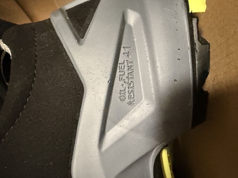 Продавам работни обувки UVEX