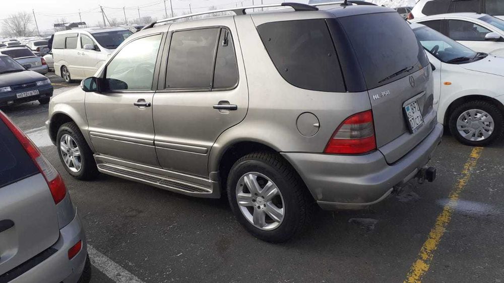 Автомобиль Mercedes-Benz ML-350