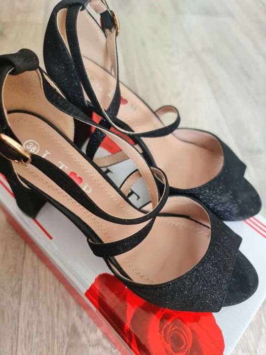 Дамски сандали на ток