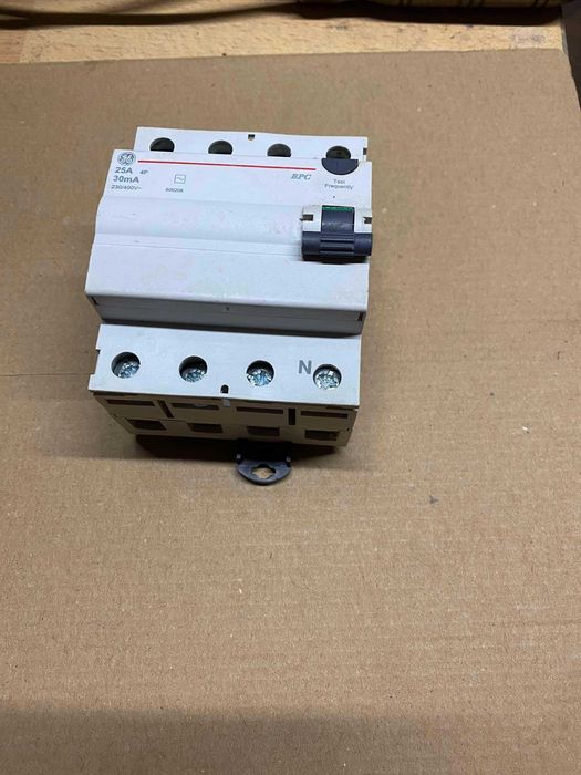 Трифазен автоматичен/деференциален предпазител със  защита 25 А