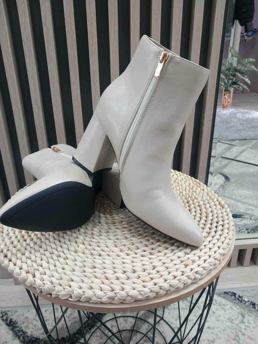 Чисто нови елегантни бежови боти – Номер 38