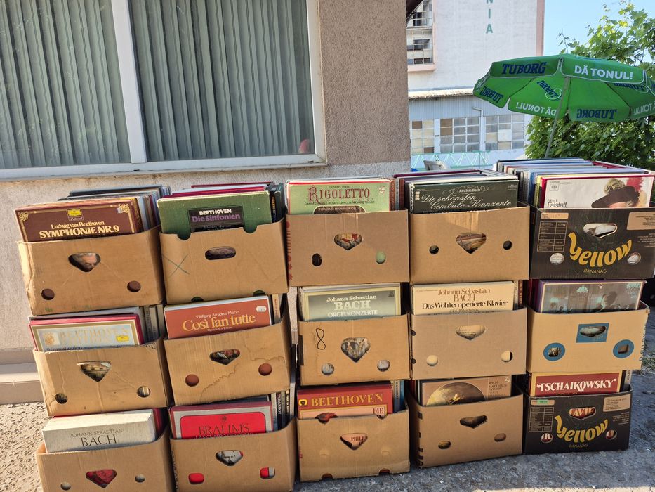 Vând 200lp colecție de viniluri muzică clasică, Colecțile sunt în stare buna, perfectă pentru pasionații de muzică clasică.