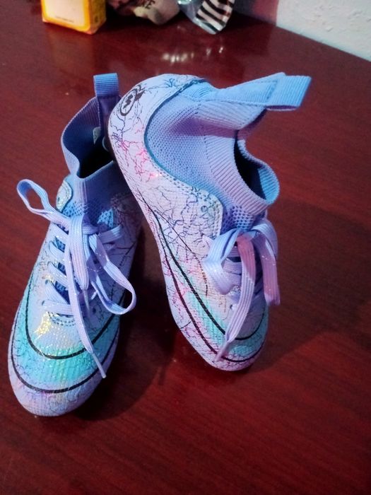 sport oyoq kiyimi butsi