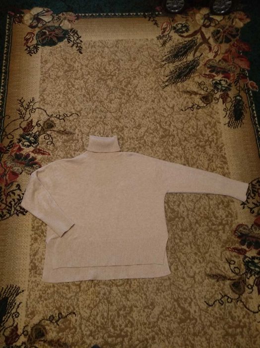 Свитер бежевый укороченный