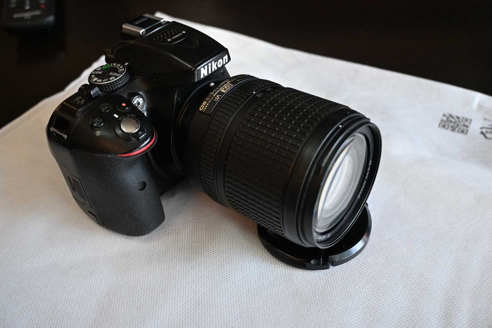 Set aparat foto DSLR Nikon D5300 si 2 obiective Nikon VR