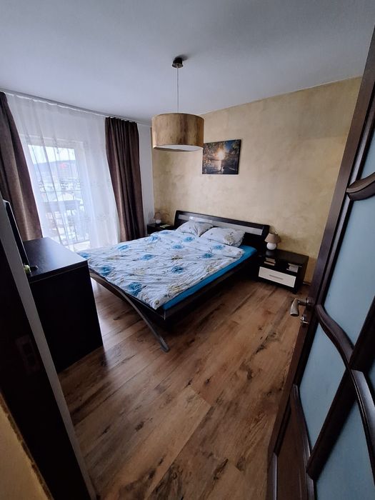 Persoana fizică inchiriez apartament 3 camere .