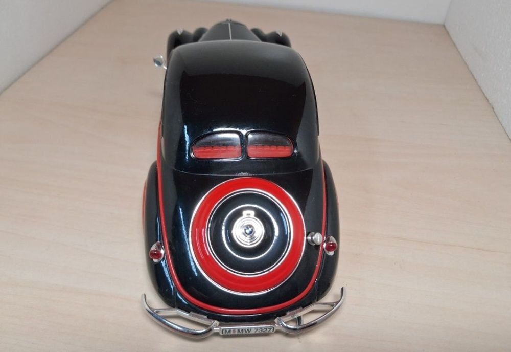 BMW327 guiloy 1 18 
Scara 1:18
Produs de guiloy

Pozele reflectă reali