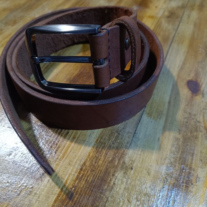 Кожаный  ремень в подарочной коробке