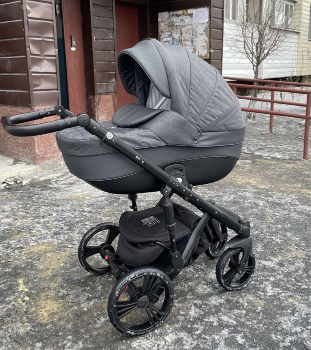 Продам коляску Adamex