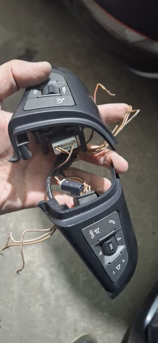 Продам кнопку руля от малибу 1 оригинал снят с малибу 1 не подделка