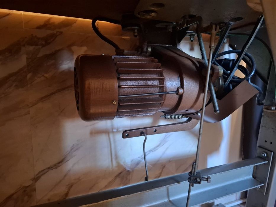 Mașina de cusut Triploc ( industrială )