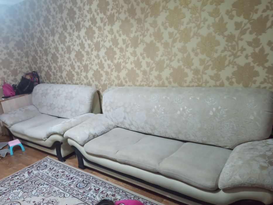 Два дивана бежевого цвета