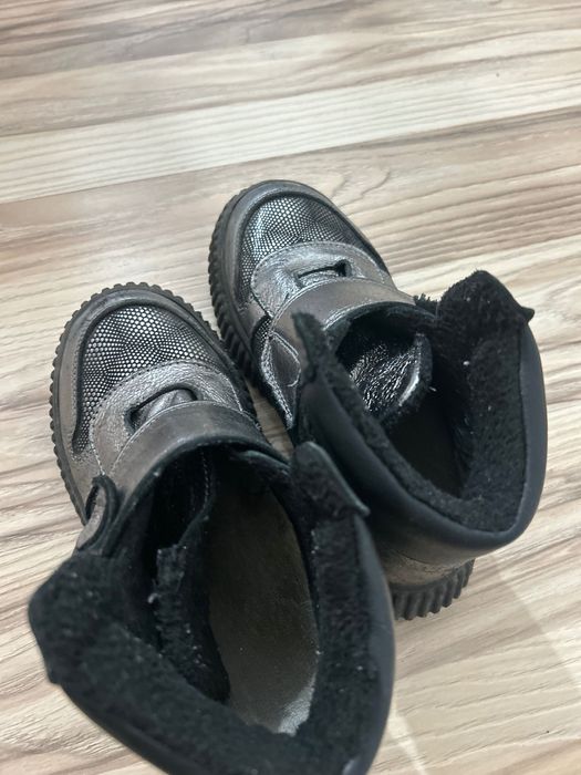 Отдам ботинки демисезон на девочку