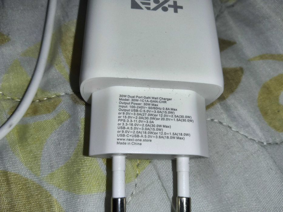 Зарядно с два порта usb -А и usb - C и кабел