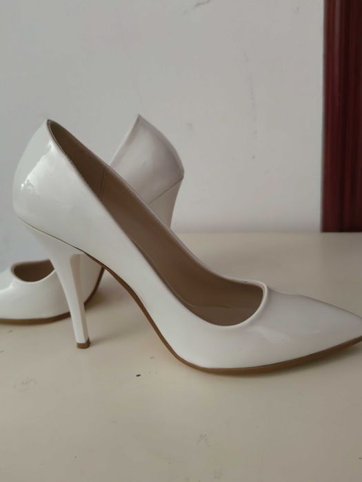 Бели официлани обувки на висок ток + официлана рокля