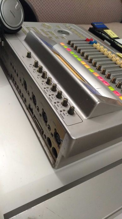 Korg D1600 digital studio recorder hard disc touch screen efx midi