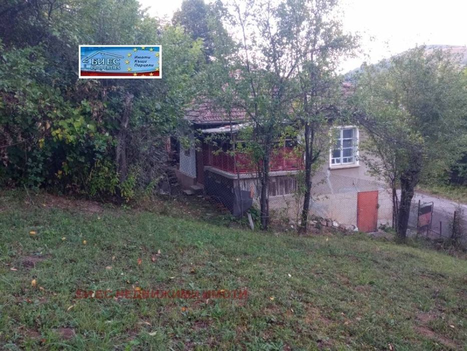 Къща в с. Ямна с голям двор