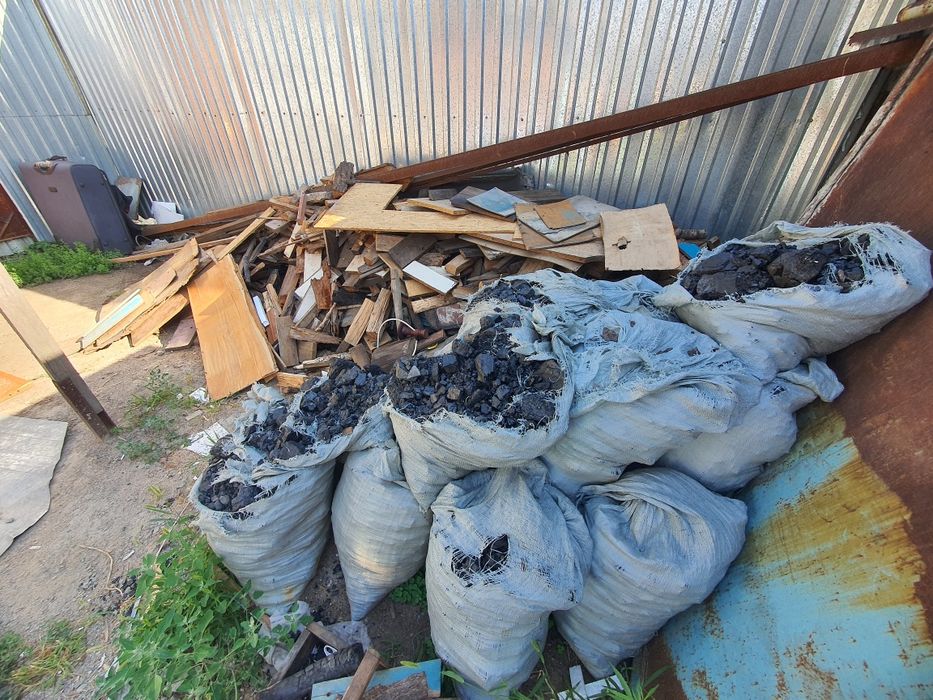 Уголь и дрова для топки печи